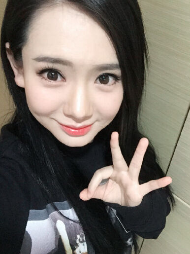 戚薇自拍明眸丹唇气色好网友：戚哥人生好威武