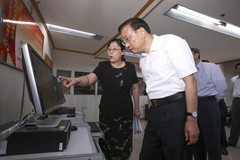 李克强总理6月20日下午到中国人民银行考察。图片来自中国政府网